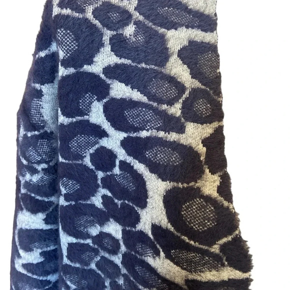 ⭐️Gorgeous and so comfy sweater coat⭐️
BIN 30 - Picture 5 of 9